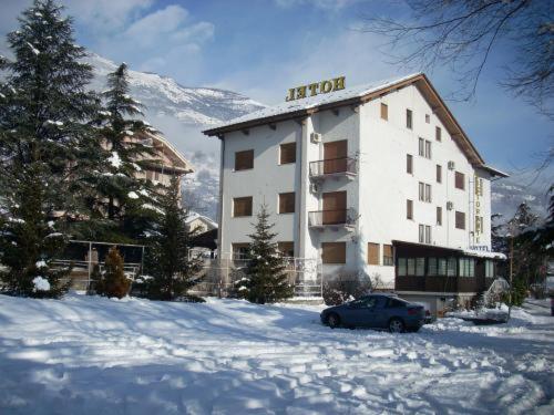 Dujany Hotel Nus